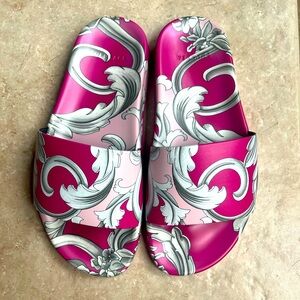 NWOT VERSACE Women's English Rose & Fuxia Barocco Print Pool Slide Shoes